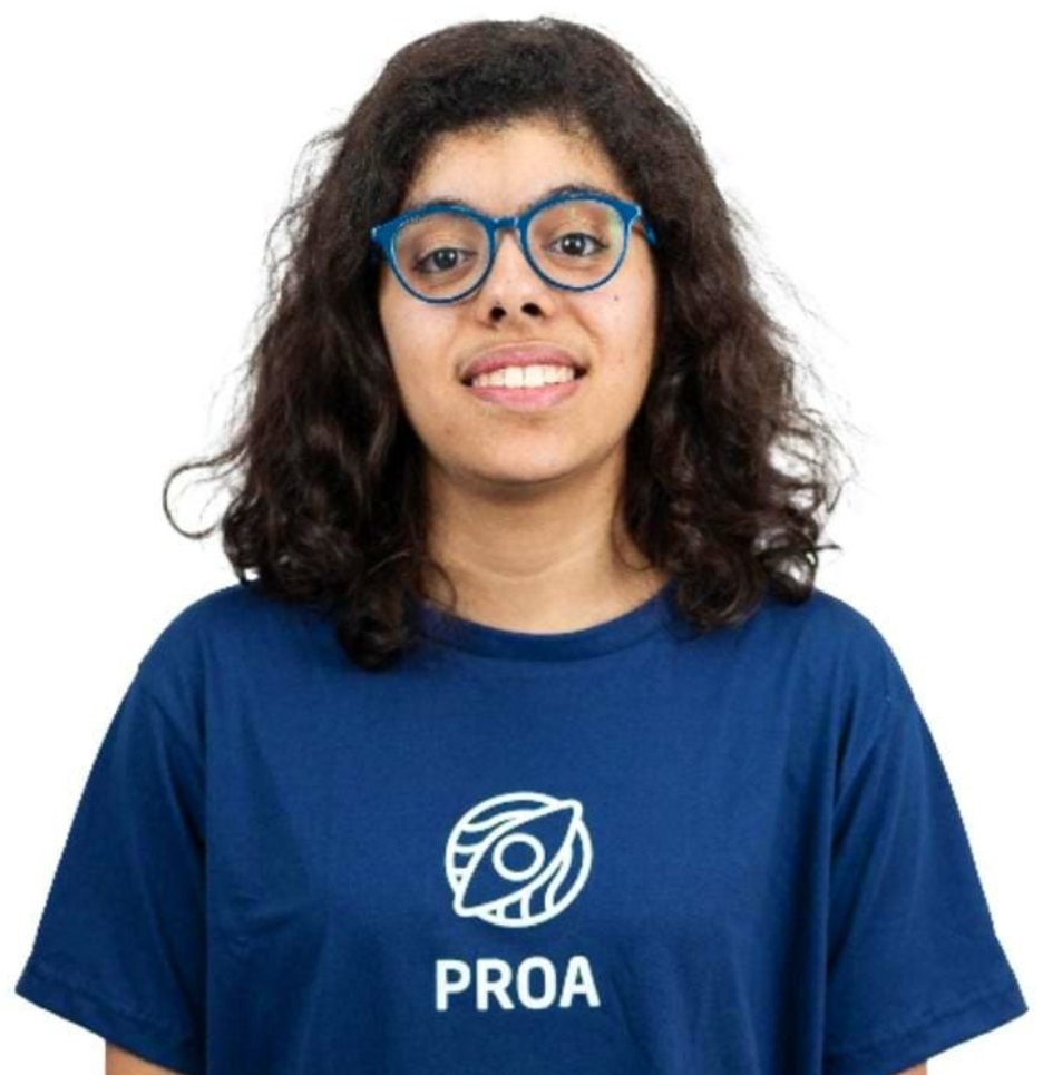 Laura Lopes, mulher de 18 anos, cabelo liso, com estrutura média, uso óculos e vestindo camiseta azul do  Proa